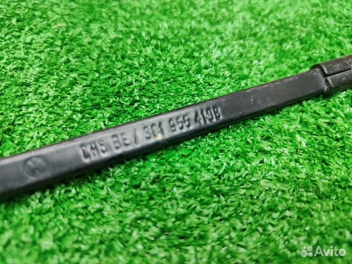 Поводок стеклоочистителя передний правый Passat B6