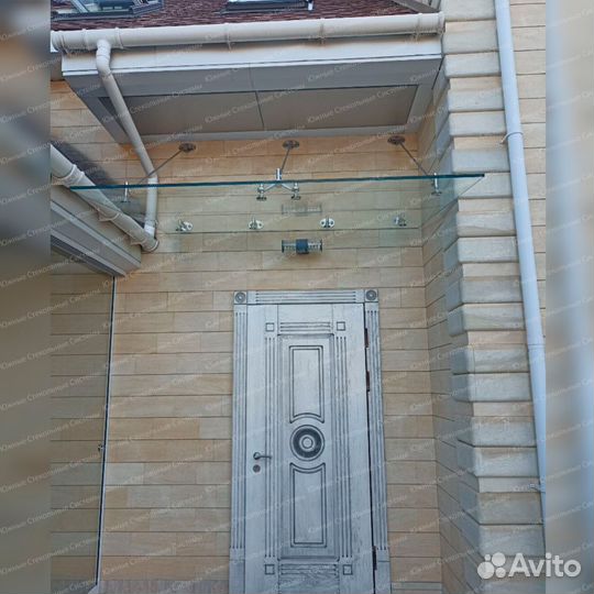 Стеклянный козырек над входом