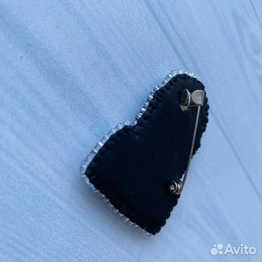 Брошь из бисера Уэнсдей