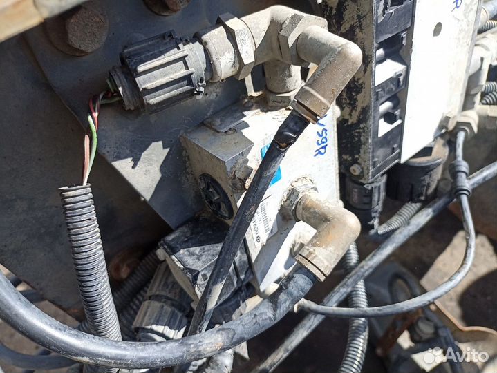 0501100030 Кран уровня пола передний