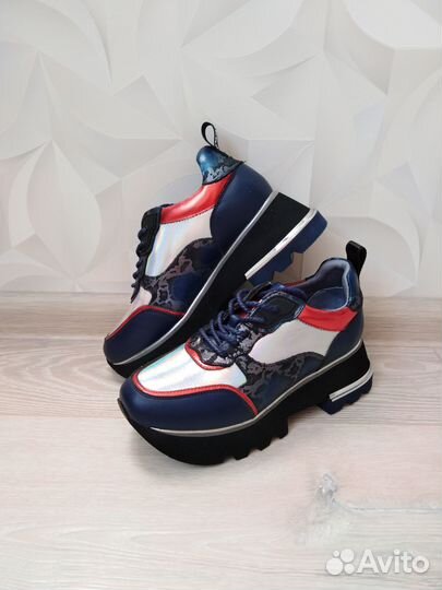 Кроссовки натур.кожа 38 размер новые, 37 размер Б