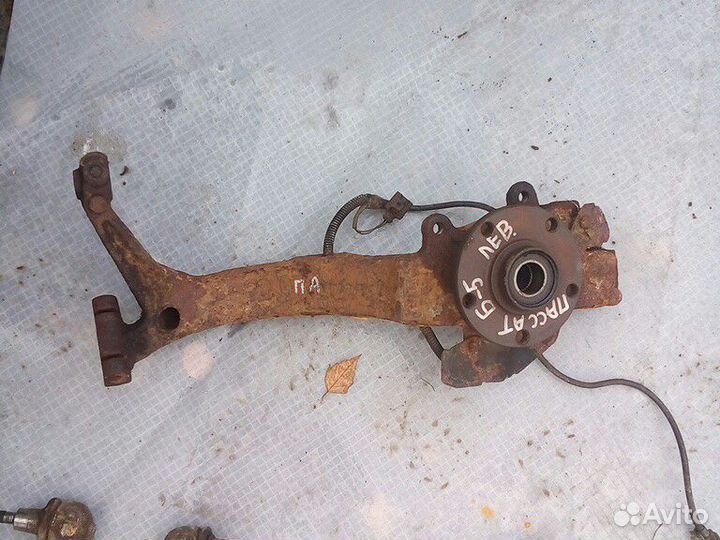Кулак поворотный левый Фольксваген Пассат Б5