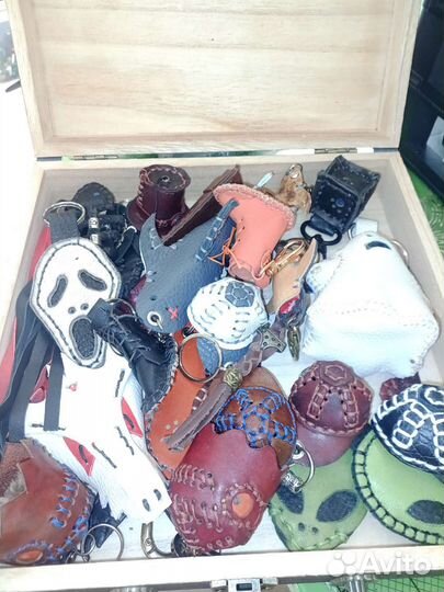 Кожаный брелок - маска инопланетянин. Две стороны