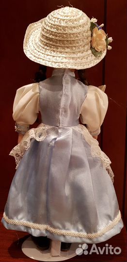 Кукла коллекционная на подставке