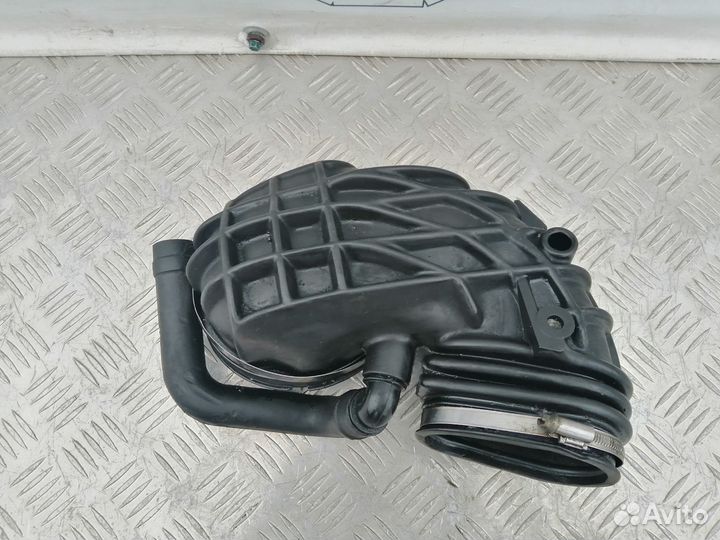 Патрубок воздушного фильтра Audi 80 B3 2.0 PS