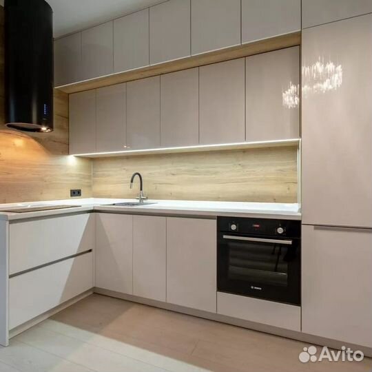 Современный угловой кухонный гарнитур