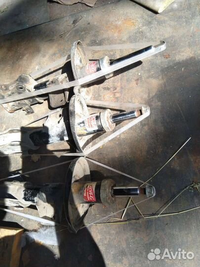 Стойки передние Сузуки гранд Витара 3
