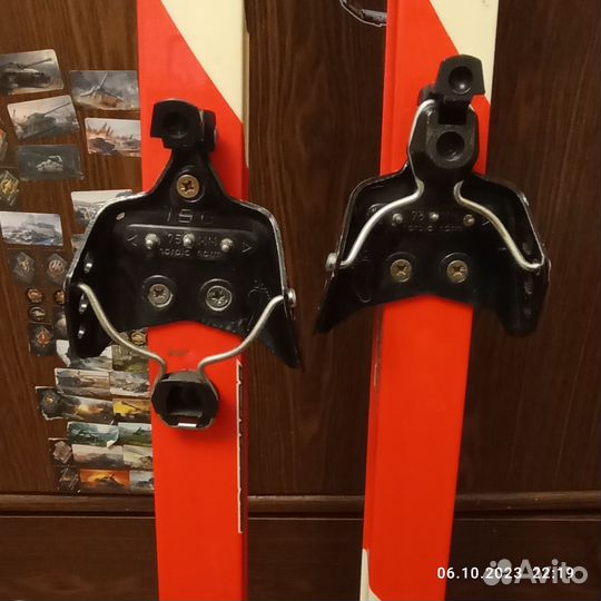 Лыжные ботинки и лыжи