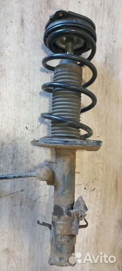 Стойка амортизаторная левая nissan Juke f15