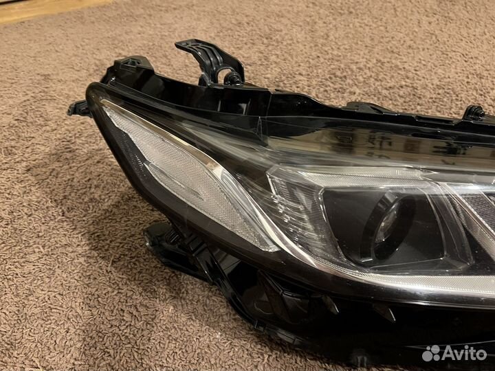 Фара правая camry 70 (оригинал, с деффектом)