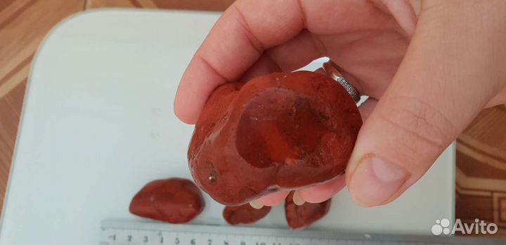 Красная яшма и черный кремень минерал образец крым