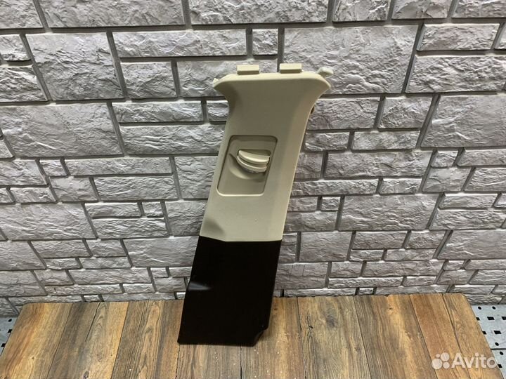 VW Touareg NF Обшивка стойки средняя правая