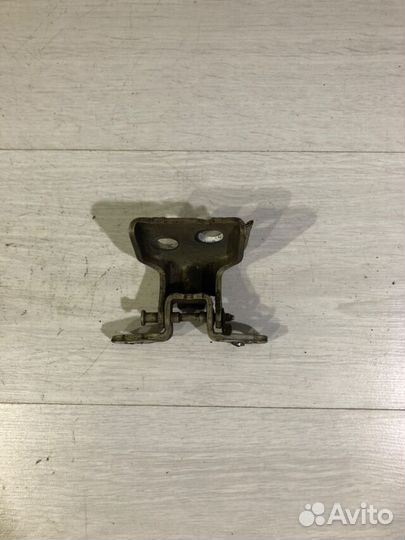 Петля двери перед лев renault sandero 1 1.6 мт