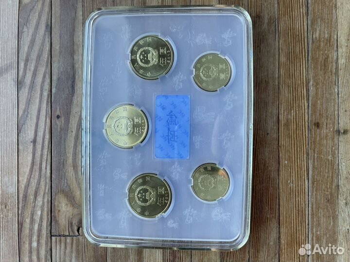 Китайские коллекционные золотые монеты