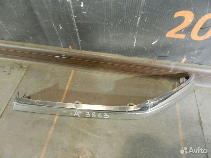 Накладка решетки радиатора левая - Toyota Hilux 8