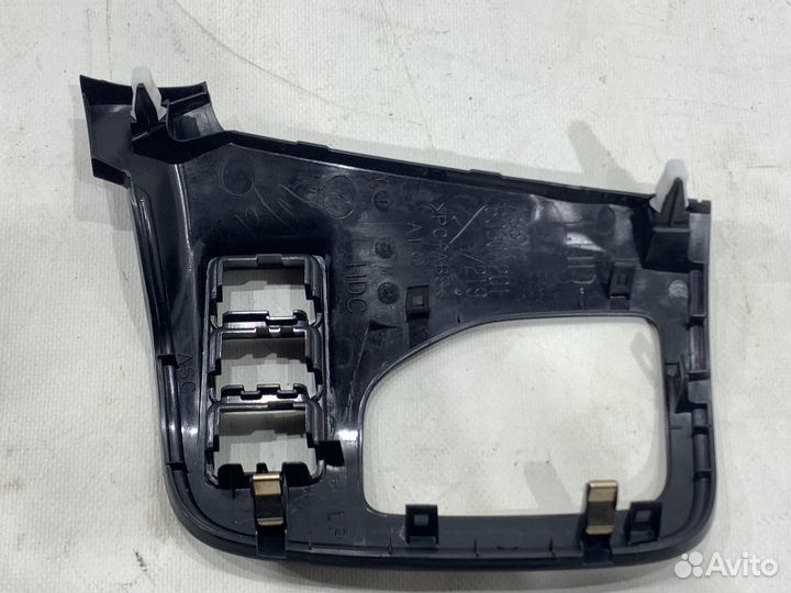 Накладка торпедо левая Mitsubishi Outlander 3