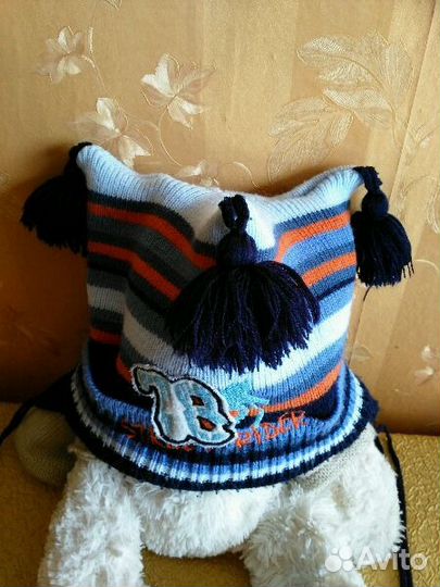 Шапка с тремя помпонами, как новая