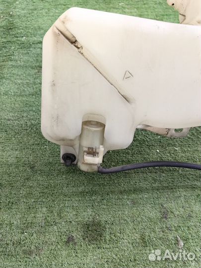 Бачок стеклоомывателя Mitsubishi Pajero 4 2010 год