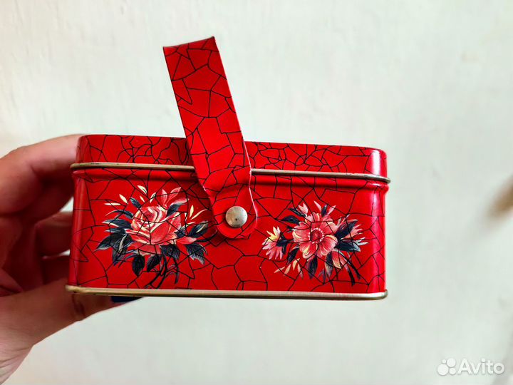 Коробка из-под чая красная с цветами шкатулка