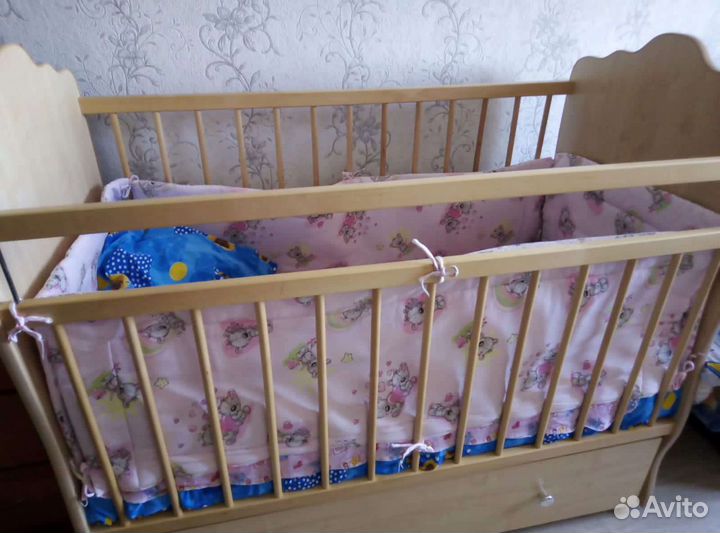 Кровать детская с маятником