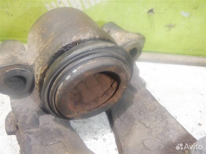 Суппорт передний левый Фольксваген Гольф 4 Бора