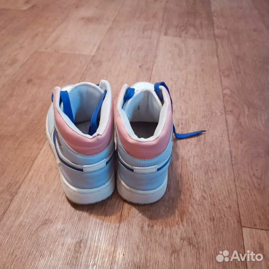 Джорданы 1 голубые