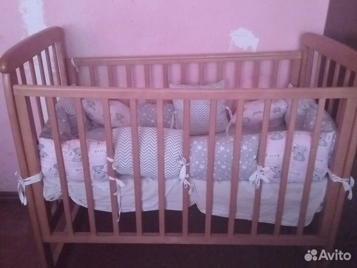 Детская кроватка с маятником