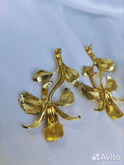 Крупные стильные серьги цветы