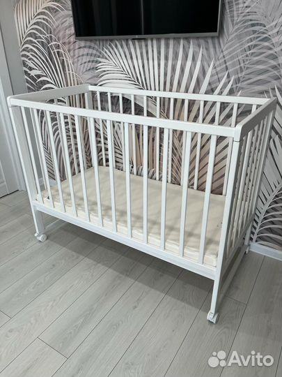 Кроватка детская белая