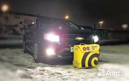 Водитель со своим легковым авто