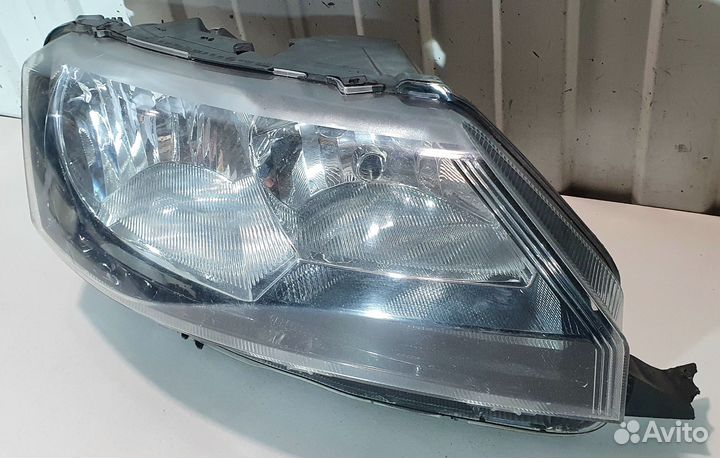 Фара правая Skoda Rapid (битый корпус )