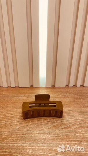 Заколка краб бархатный бежевый для волос