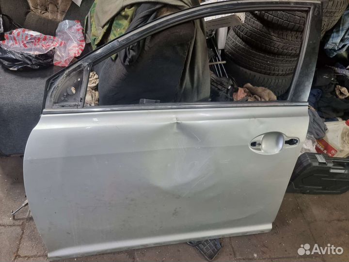 Дверь toyota avensis (левая передняя)