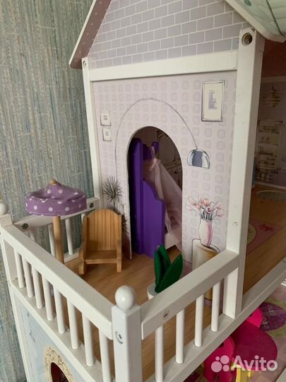 Большой кукольный домик с мебелью