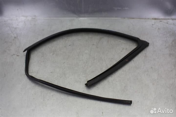 Уплотнитель стекла двери передней правой Peugeot