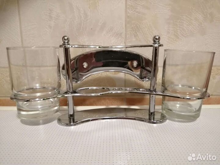 Металлическая полочка для хранения зубных щёток и