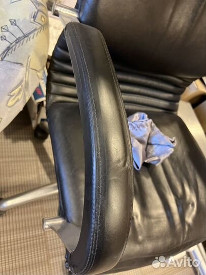 Офисное кожаное кресло