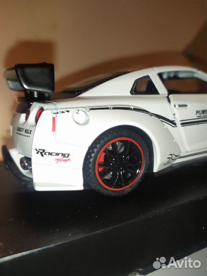 Машинка Nissan Skyline R35