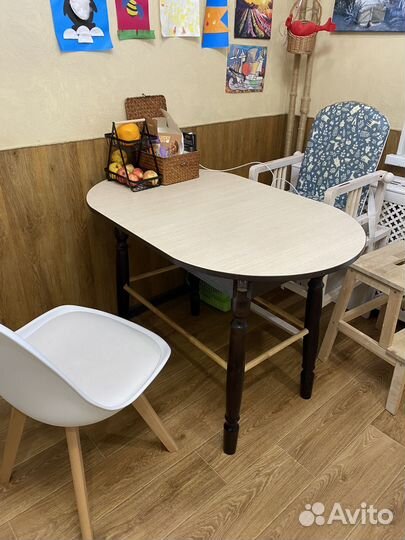 Овальный стол