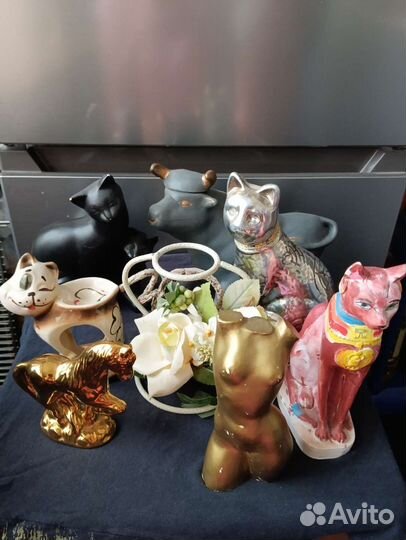 Статуэтки, подсвечники, графин бык