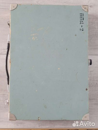 Крепкий ящик с ручкой замками и ножками