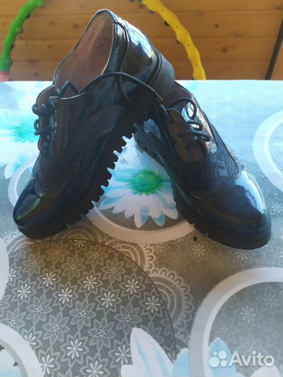 Продам ботинки на девочку 35 размера фирма Котофей