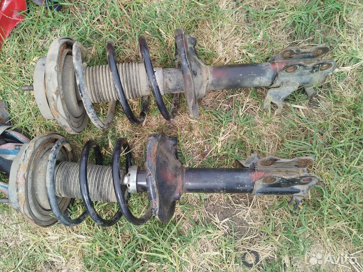 Стойки передние Nissan Serena c24