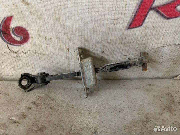 Ограничитель двери задний правый Suzuki Sx4 1 HB