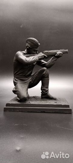 Скульптура солдат стреляющий С колена, СССР