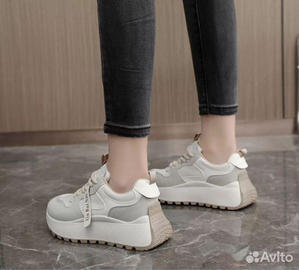 Кроссовки женские