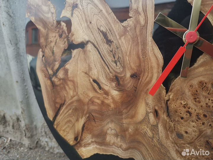 В наличии настенные часы река из слэба и смолы