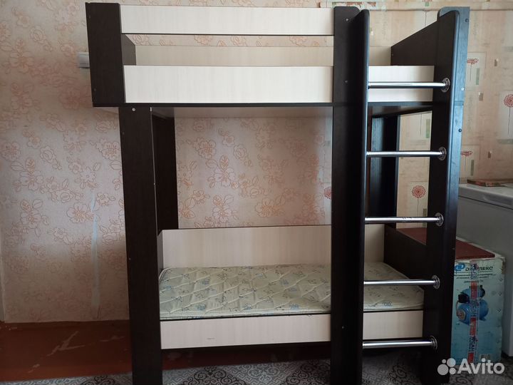 Двухъярусная кровать