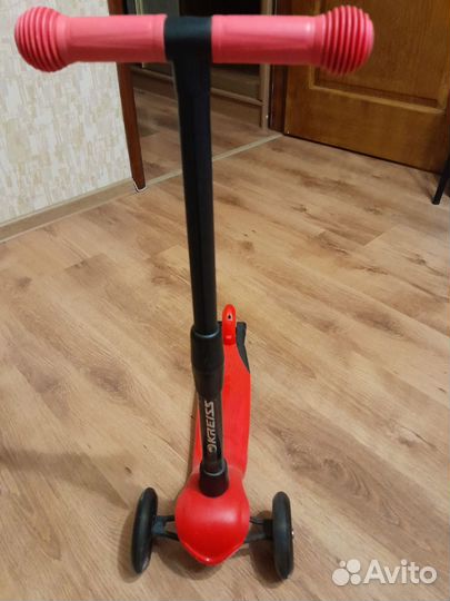 Продается самокат трёхколёсный