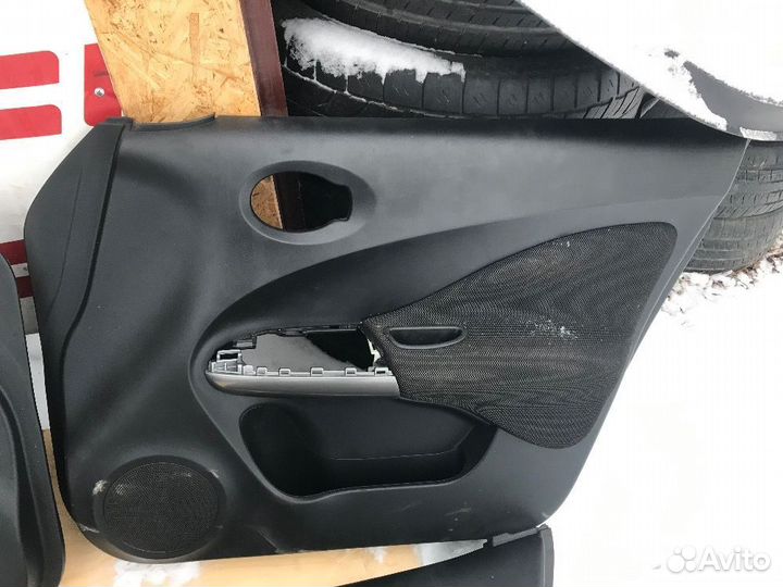 Обшивка двери Nissan Juke I (2010—2014)